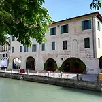 Borgo Barucchella 게스트하우스 *